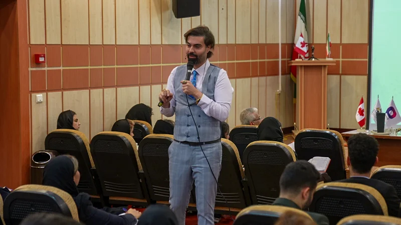 ماکان آریا پارسا در حال آموزش